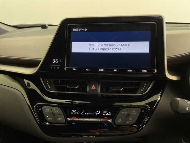 トヨタ Ｃ－ＨＲ G 鹿児島県 2019(平31)年 2.1万km ホワイトパールクリスタルシャイン 純正ナビ/(CD/DVD/SD/BT/フルセグ)/バックカメラ/Toyota Safety Sense/・プリクラッシュセーフティシステム/・レーントレーシングアシスト/・発進遅れ告知機能/・オートマチックハイビーム/・レーダークルーズコントロール/LEDオートライト/LEDフォグランプ/ハーフレザーシート/シートヒーター/純正18インチアルミホイール/ブラインドスポットモニター/クリアランスソナー/電動パーキングブレーキ/スマートキー/ビルトインETC