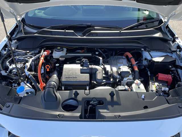 ホンダ ヴェゼル ハイブリッド e:HEV Z 山口県 2025(令7)年 0.1千km プラチナホワイトパール HondaCONNECTディスプレイナビ/・Bluetooth接続/・フルセグTV/・apple carplay/・android auto/・USB入力端子/・C端子入力/・AM/FM/・バックカメラ/ビルトインETC2.0/ワンオーナー/Honda SENSING/・衝突軽減ブレーキ/・踏み間違い衝突軽減システム/・急アクセル抑制機能/・路外逸脱抑制機能/・歩行者事故低減ステアリング/・渋滞追従機能付アダプティブクルーズコントロール/・車線維持支援システム/・トラフィックジャムアシスト/・先行車発進お知らせ機能/・標識認識機能/・アダプティブドライビングビーム/・フロントワイドビューカメラ/パドルシフト/パワーバックドア/ワイヤレス充電/ダウンヒルアシストコントロール/スマートキー/プッシュスタート/スペアキー1本/電子パーキング/ハーフレザーシート/シートヒーター/ハンドルヒーター/ウィンカーミラー/純正LED/純正18インチアルミホイール/保証書/取り扱い説明書