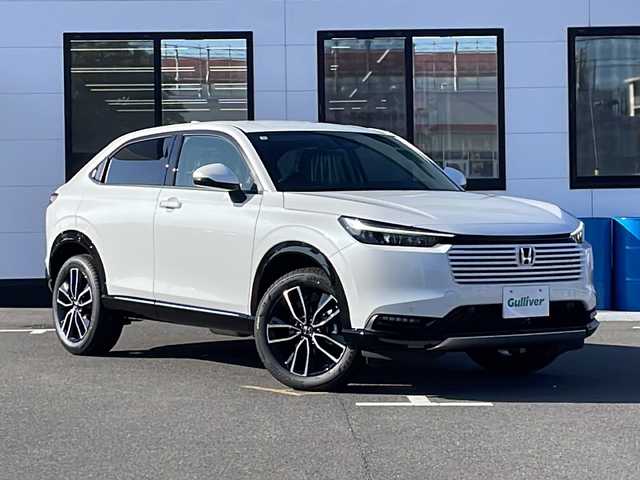 ホンダ ヴェゼル ハイブリッド e:HEV Z 山口県 2025(令7)年 0.1千km プラチナホワイトパール HondaCONNECTディスプレイナビ/・Bluetooth接続/・フルセグTV/・apple carplay/・android auto/・USB入力端子/・C端子入力/・AM/FM/・バックカメラ/ビルトインETC2.0/ワンオーナー/Honda SENSING/・衝突軽減ブレーキ/・踏み間違い衝突軽減システム/・急アクセル抑制機能/・路外逸脱抑制機能/・歩行者事故低減ステアリング/・渋滞追従機能付アダプティブクルーズコントロール/・車線維持支援システム/・トラフィックジャムアシスト/・先行車発進お知らせ機能/・標識認識機能/・アダプティブドライビングビーム/・フロントワイドビューカメラ/パドルシフト/パワーバックドア/ワイヤレス充電/ダウンヒルアシストコントロール/スマートキー/プッシュスタート/スペアキー1本/電子パーキング/ハーフレザーシート/シートヒーター/ハンドルヒーター/ウィンカーミラー/純正LED/純正18インチアルミホイール/保証書/取り扱い説明書
