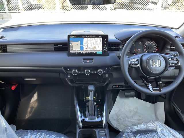 ホンダ ヴェゼル ハイブリッド e:HEV Z 山口県 2025(令7)年 0.1千km プラチナホワイトパール HondaCONNECTディスプレイナビ/・Bluetooth接続/・フルセグTV/・apple carplay/・android auto/・USB入力端子/・C端子入力/・AM/FM/・バックカメラ/ビルトインETC2.0/ワンオーナー/Honda SENSING/・衝突軽減ブレーキ/・踏み間違い衝突軽減システム/・急アクセル抑制機能/・路外逸脱抑制機能/・歩行者事故低減ステアリング/・渋滞追従機能付アダプティブクルーズコントロール/・車線維持支援システム/・トラフィックジャムアシスト/・先行車発進お知らせ機能/・標識認識機能/・アダプティブドライビングビーム/・フロントワイドビューカメラ/パドルシフト/パワーバックドア/ワイヤレス充電/ダウンヒルアシストコントロール/スマートキー/プッシュスタート/スペアキー1本/電子パーキング/ハーフレザーシート/シートヒーター/ハンドルヒーター/ウィンカーミラー/純正LED/純正18インチアルミホイール/保証書/取り扱い説明書