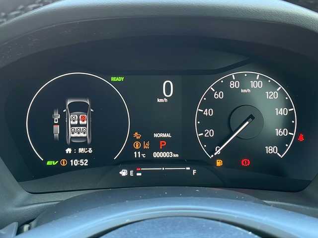 ホンダ ヴェゼル ハイブリッド e:HEV Z 山口県 2025(令7)年 0.1千km プラチナホワイトパール HondaCONNECTディスプレイナビ/・Bluetooth接続/・フルセグTV/・apple carplay/・android auto/・USB入力端子/・C端子入力/・AM/FM/・バックカメラ/ビルトインETC2.0/ワンオーナー/Honda SENSING/・衝突軽減ブレーキ/・踏み間違い衝突軽減システム/・急アクセル抑制機能/・路外逸脱抑制機能/・歩行者事故低減ステアリング/・渋滞追従機能付アダプティブクルーズコントロール/・車線維持支援システム/・トラフィックジャムアシスト/・先行車発進お知らせ機能/・標識認識機能/・アダプティブドライビングビーム/・フロントワイドビューカメラ/パドルシフト/パワーバックドア/ワイヤレス充電/ダウンヒルアシストコントロール/スマートキー/プッシュスタート/スペアキー1本/電子パーキング/ハーフレザーシート/シートヒーター/ハンドルヒーター/ウィンカーミラー/純正LED/純正18インチアルミホイール/保証書/取り扱い説明書