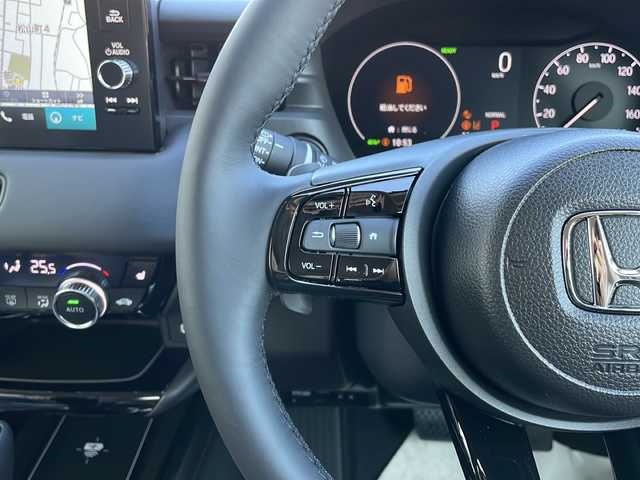 ホンダ ヴェゼル ハイブリッド e:HEV Z 山口県 2025(令7)年 0.1千km プラチナホワイトパール HondaCONNECTディスプレイナビ/・Bluetooth接続/・フルセグTV/・apple carplay/・android auto/・USB入力端子/・C端子入力/・AM/FM/・バックカメラ/ビルトインETC2.0/ワンオーナー/Honda SENSING/・衝突軽減ブレーキ/・踏み間違い衝突軽減システム/・急アクセル抑制機能/・路外逸脱抑制機能/・歩行者事故低減ステアリング/・渋滞追従機能付アダプティブクルーズコントロール/・車線維持支援システム/・トラフィックジャムアシスト/・先行車発進お知らせ機能/・標識認識機能/・アダプティブドライビングビーム/・フロントワイドビューカメラ/パドルシフト/パワーバックドア/ワイヤレス充電/ダウンヒルアシストコントロール/スマートキー/プッシュスタート/スペアキー1本/電子パーキング/ハーフレザーシート/シートヒーター/ハンドルヒーター/ウィンカーミラー/純正LED/純正18インチアルミホイール/保証書/取り扱い説明書