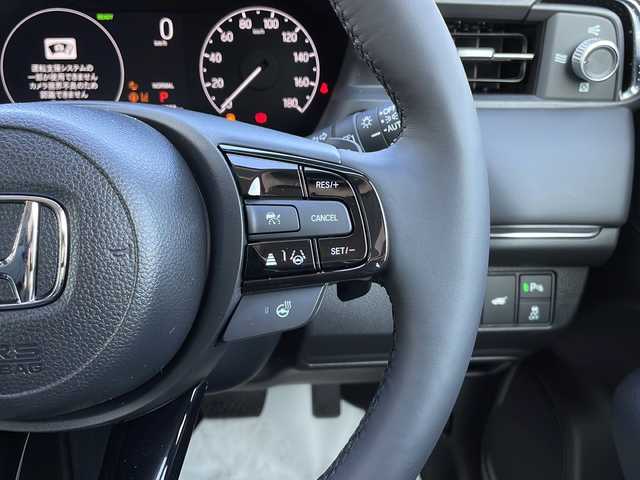 ホンダ ヴェゼル ハイブリッド e:HEV Z 山口県 2025(令7)年 0.1千km プラチナホワイトパール HondaCONNECTディスプレイナビ/・Bluetooth接続/・フルセグTV/・apple carplay/・android auto/・USB入力端子/・C端子入力/・AM/FM/・バックカメラ/ビルトインETC2.0/ワンオーナー/Honda SENSING/・衝突軽減ブレーキ/・踏み間違い衝突軽減システム/・急アクセル抑制機能/・路外逸脱抑制機能/・歩行者事故低減ステアリング/・渋滞追従機能付アダプティブクルーズコントロール/・車線維持支援システム/・トラフィックジャムアシスト/・先行車発進お知らせ機能/・標識認識機能/・アダプティブドライビングビーム/・フロントワイドビューカメラ/パドルシフト/パワーバックドア/ワイヤレス充電/ダウンヒルアシストコントロール/スマートキー/プッシュスタート/スペアキー1本/電子パーキング/ハーフレザーシート/シートヒーター/ハンドルヒーター/ウィンカーミラー/純正LED/純正18インチアルミホイール/保証書/取り扱い説明書