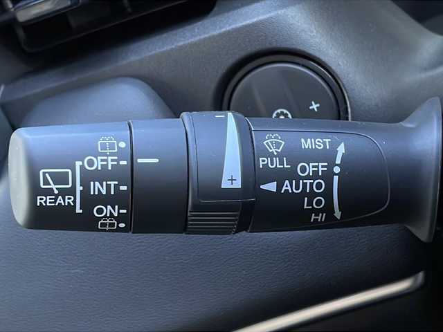 ホンダ ヴェゼル ハイブリッド e:HEV Z 山口県 2025(令7)年 0.1千km プラチナホワイトパール HondaCONNECTディスプレイナビ/・Bluetooth接続/・フルセグTV/・apple carplay/・android auto/・USB入力端子/・C端子入力/・AM/FM/・バックカメラ/ビルトインETC2.0/ワンオーナー/Honda SENSING/・衝突軽減ブレーキ/・踏み間違い衝突軽減システム/・急アクセル抑制機能/・路外逸脱抑制機能/・歩行者事故低減ステアリング/・渋滞追従機能付アダプティブクルーズコントロール/・車線維持支援システム/・トラフィックジャムアシスト/・先行車発進お知らせ機能/・標識認識機能/・アダプティブドライビングビーム/・フロントワイドビューカメラ/パドルシフト/パワーバックドア/ワイヤレス充電/ダウンヒルアシストコントロール/スマートキー/プッシュスタート/スペアキー1本/電子パーキング/ハーフレザーシート/シートヒーター/ハンドルヒーター/ウィンカーミラー/純正LED/純正18インチアルミホイール/保証書/取り扱い説明書