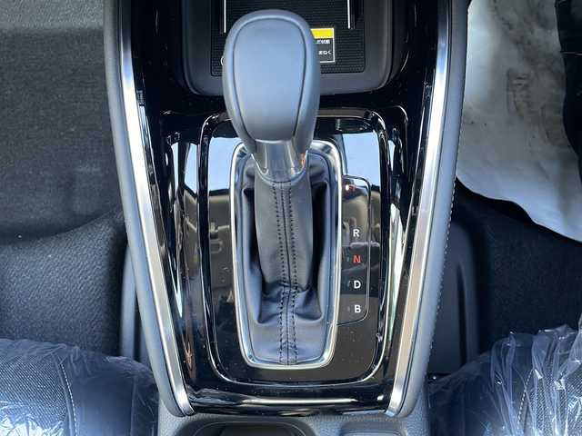 ホンダ ヴェゼル ハイブリッド e:HEV Z 山口県 2025(令7)年 0.1千km プラチナホワイトパール HondaCONNECTディスプレイナビ/・Bluetooth接続/・フルセグTV/・apple carplay/・android auto/・USB入力端子/・C端子入力/・AM/FM/・バックカメラ/ビルトインETC2.0/ワンオーナー/Honda SENSING/・衝突軽減ブレーキ/・踏み間違い衝突軽減システム/・急アクセル抑制機能/・路外逸脱抑制機能/・歩行者事故低減ステアリング/・渋滞追従機能付アダプティブクルーズコントロール/・車線維持支援システム/・トラフィックジャムアシスト/・先行車発進お知らせ機能/・標識認識機能/・アダプティブドライビングビーム/・フロントワイドビューカメラ/パドルシフト/パワーバックドア/ワイヤレス充電/ダウンヒルアシストコントロール/スマートキー/プッシュスタート/スペアキー1本/電子パーキング/ハーフレザーシート/シートヒーター/ハンドルヒーター/ウィンカーミラー/純正LED/純正18インチアルミホイール/保証書/取り扱い説明書