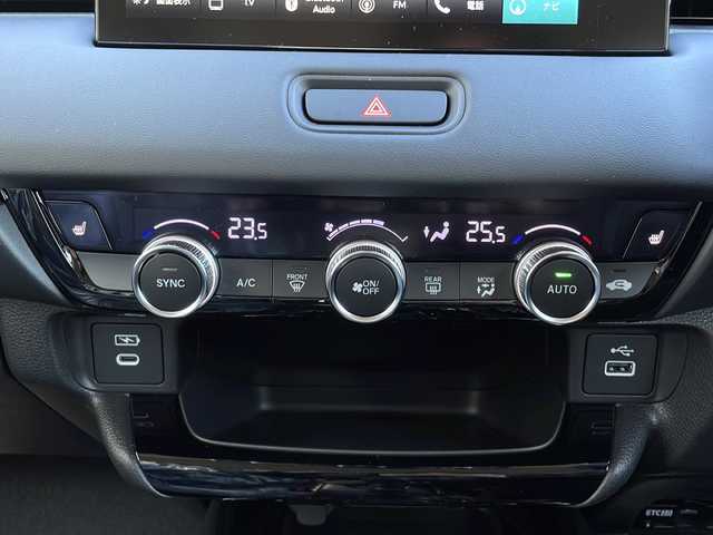 ホンダ ヴェゼル ハイブリッド e:HEV Z 山口県 2025(令7)年 0.1千km プラチナホワイトパール HondaCONNECTディスプレイナビ/・Bluetooth接続/・フルセグTV/・apple carplay/・android auto/・USB入力端子/・C端子入力/・AM/FM/・バックカメラ/ビルトインETC2.0/ワンオーナー/Honda SENSING/・衝突軽減ブレーキ/・踏み間違い衝突軽減システム/・急アクセル抑制機能/・路外逸脱抑制機能/・歩行者事故低減ステアリング/・渋滞追従機能付アダプティブクルーズコントロール/・車線維持支援システム/・トラフィックジャムアシスト/・先行車発進お知らせ機能/・標識認識機能/・アダプティブドライビングビーム/・フロントワイドビューカメラ/パドルシフト/パワーバックドア/ワイヤレス充電/ダウンヒルアシストコントロール/スマートキー/プッシュスタート/スペアキー1本/電子パーキング/ハーフレザーシート/シートヒーター/ハンドルヒーター/ウィンカーミラー/純正LED/純正18インチアルミホイール/保証書/取り扱い説明書