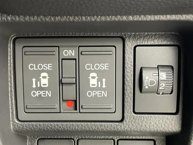 ホンダ ステップワゴン スパーダ eHEV 埼玉県 2024(令6)年 1.9万km プラチナホワイトパール 純正１１．４型ナビ　Ｂカメラ　温シート　ＢＳＭ　ＥＴＣ　両側パワースライドドア　パワーバックドア　オットマン　ハーフレザーシート　オートハイビーム　コーナーセンサー　レーンキープアシスト　純正ＬＥＤ