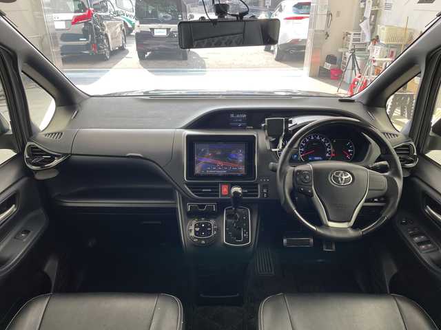 トヨタ ヴォクシー ZS 兵庫県 2014(平26)年 8万km ボルドーマイカメタリック ・社外8インチナビ&BT&CD&DVD&TV&USB&SD/・バックカメラ/・フリップダウンモニター/・両側パワースライドドア/・アイドリングストップ/・横滑り防止装置/・ドライブスタートコントロール/・S－VSC/・MTモード付AT/・ステアリングスイッチ/・レザー調シートカバー/・フロアマット/・ミラー型前後ドライブレコーダー/・ビルトインETC/・社外スピーカー/・オートミラー/・モデリスタマフラー/・TRDダウンサスペンション/・社外テールランプ/・LEDヘッドライト/・フォグランプ/・エンジンスターター/・スペアキー/・取扱説明書/・保証書