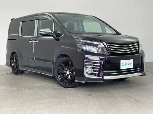 トヨタ ヴォクシー ZS 兵庫県 2014(平26)年 8万km ボルドーマイカメタリック ・社外8インチナビ&BT&CD&DVD&TV&USB&SD/・バックカメラ/・フリップダウンモニター/・両側パワースライドドア/・アイドリングストップ/・横滑り防止装置/・ドライブスタートコントロール/・S－VSC/・MTモード付AT/・ステアリングスイッチ/・レザー調シートカバー/・フロアマット/・ミラー型前後ドライブレコーダー/・ビルトインETC/・社外スピーカー/・オートミラー/・モデリスタマフラー/・TRDダウンサスペンション/・社外テールランプ/・LEDヘッドライト/・フォグランプ/・エンジンスターター/・スペアキー/・取扱説明書/・保証書