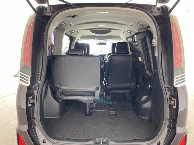 トヨタ ヴォクシー ZS 兵庫県 2014(平26)年 8万km ボルドーマイカメタリック ・社外8インチナビ&BT&CD&DVD&TV&USB&SD/・バックカメラ/・フリップダウンモニター/・両側パワースライドドア/・アイドリングストップ/・横滑り防止装置/・ドライブスタートコントロール/・S－VSC/・MTモード付AT/・ステアリングスイッチ/・レザー調シートカバー/・フロアマット/・ミラー型前後ドライブレコーダー/・ビルトインETC/・社外スピーカー/・オートミラー/・モデリスタマフラー/・TRDダウンサスペンション/・社外テールランプ/・LEDヘッドライト/・フォグランプ/・エンジンスターター/・スペアキー/・取扱説明書/・保証書