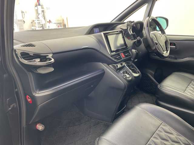 トヨタ ヴォクシー ZS 兵庫県 2014(平26)年 8万km ボルドーマイカメタリック ・社外8インチナビ&BT&CD&DVD&TV&USB&SD/・バックカメラ/・フリップダウンモニター/・両側パワースライドドア/・アイドリングストップ/・横滑り防止装置/・ドライブスタートコントロール/・S－VSC/・MTモード付AT/・ステアリングスイッチ/・レザー調シートカバー/・フロアマット/・ミラー型前後ドライブレコーダー/・ビルトインETC/・社外スピーカー/・オートミラー/・モデリスタマフラー/・TRDダウンサスペンション/・社外テールランプ/・LEDヘッドライト/・フォグランプ/・エンジンスターター/・スペアキー/・取扱説明書/・保証書