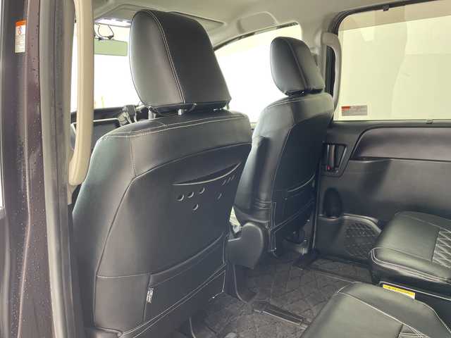 トヨタ ヴォクシー ZS 兵庫県 2014(平26)年 8万km ボルドーマイカメタリック ・社外8インチナビ&BT&CD&DVD&TV&USB&SD/・バックカメラ/・フリップダウンモニター/・両側パワースライドドア/・アイドリングストップ/・横滑り防止装置/・ドライブスタートコントロール/・S－VSC/・MTモード付AT/・ステアリングスイッチ/・レザー調シートカバー/・フロアマット/・ミラー型前後ドライブレコーダー/・ビルトインETC/・社外スピーカー/・オートミラー/・モデリスタマフラー/・TRDダウンサスペンション/・社外テールランプ/・LEDヘッドライト/・フォグランプ/・エンジンスターター/・スペアキー/・取扱説明書/・保証書