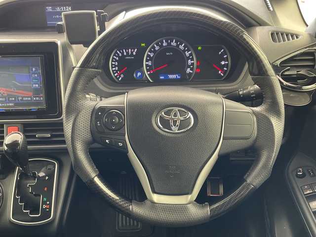 トヨタ ヴォクシー ZS 兵庫県 2014(平26)年 8万km ボルドーマイカメタリック ・社外8インチナビ&BT&CD&DVD&TV&USB&SD/・バックカメラ/・フリップダウンモニター/・両側パワースライドドア/・アイドリングストップ/・横滑り防止装置/・ドライブスタートコントロール/・S－VSC/・MTモード付AT/・ステアリングスイッチ/・レザー調シートカバー/・フロアマット/・ミラー型前後ドライブレコーダー/・ビルトインETC/・社外スピーカー/・オートミラー/・モデリスタマフラー/・TRDダウンサスペンション/・社外テールランプ/・LEDヘッドライト/・フォグランプ/・エンジンスターター/・スペアキー/・取扱説明書/・保証書