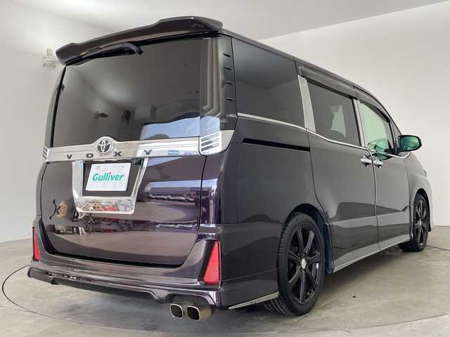 トヨタ ヴォクシー ZS 兵庫県 2014(平26)年 8万km ボルドーマイカメタリック ・社外8インチナビ&BT&CD&DVD&TV&USB&SD/・バックカメラ/・フリップダウンモニター/・両側パワースライドドア/・アイドリングストップ/・横滑り防止装置/・ドライブスタートコントロール/・S－VSC/・MTモード付AT/・ステアリングスイッチ/・レザー調シートカバー/・フロアマット/・ミラー型前後ドライブレコーダー/・ビルトインETC/・社外スピーカー/・オートミラー/・モデリスタマフラー/・TRDダウンサスペンション/・社外テールランプ/・LEDヘッドライト/・フォグランプ/・エンジンスターター/・スペアキー/・取扱説明書/・保証書