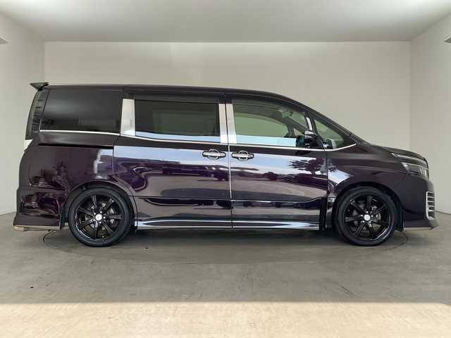 トヨタ ヴォクシー ZS 兵庫県 2014(平26)年 8万km ボルドーマイカメタリック ・社外8インチナビ&BT&CD&DVD&TV&USB&SD/・バックカメラ/・フリップダウンモニター/・両側パワースライドドア/・アイドリングストップ/・横滑り防止装置/・ドライブスタートコントロール/・S－VSC/・MTモード付AT/・ステアリングスイッチ/・レザー調シートカバー/・フロアマット/・ミラー型前後ドライブレコーダー/・ビルトインETC/・社外スピーカー/・オートミラー/・モデリスタマフラー/・TRDダウンサスペンション/・社外テールランプ/・LEDヘッドライト/・フォグランプ/・エンジンスターター/・スペアキー/・取扱説明書/・保証書