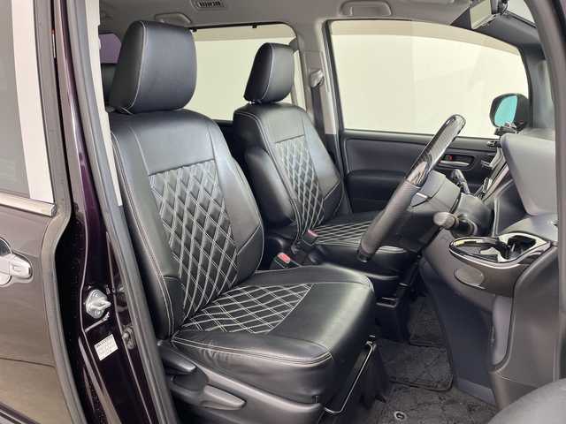 トヨタ ヴォクシー ZS 兵庫県 2014(平26)年 8万km ボルドーマイカメタリック ・社外8インチナビ&BT&CD&DVD&TV&USB&SD/・バックカメラ/・フリップダウンモニター/・両側パワースライドドア/・アイドリングストップ/・横滑り防止装置/・ドライブスタートコントロール/・S－VSC/・MTモード付AT/・ステアリングスイッチ/・レザー調シートカバー/・フロアマット/・ミラー型前後ドライブレコーダー/・ビルトインETC/・社外スピーカー/・オートミラー/・モデリスタマフラー/・TRDダウンサスペンション/・社外テールランプ/・LEDヘッドライト/・フォグランプ/・エンジンスターター/・スペアキー/・取扱説明書/・保証書