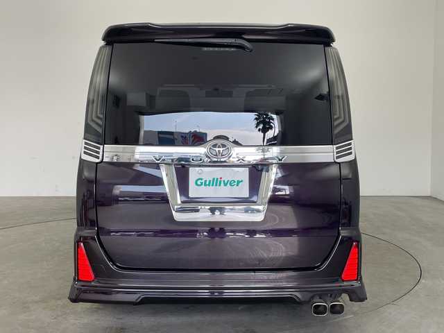 トヨタ ヴォクシー ZS 兵庫県 2014(平26)年 8万km ボルドーマイカメタリック ・社外8インチナビ&BT&CD&DVD&TV&USB&SD/・バックカメラ/・フリップダウンモニター/・両側パワースライドドア/・アイドリングストップ/・横滑り防止装置/・ドライブスタートコントロール/・S－VSC/・MTモード付AT/・ステアリングスイッチ/・レザー調シートカバー/・フロアマット/・ミラー型前後ドライブレコーダー/・ビルトインETC/・社外スピーカー/・オートミラー/・モデリスタマフラー/・TRDダウンサスペンション/・社外テールランプ/・LEDヘッドライト/・フォグランプ/・エンジンスターター/・スペアキー/・取扱説明書/・保証書