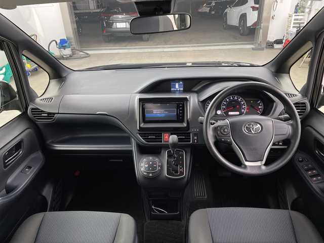 トヨタ ヴォクシー X 兵庫県 2016(平28)年 5.2万km ブラック ・ワンオーナー車/・トヨタセーフティーセンス/・プリクラッシュセーフティ/・レーンディバチャーアラート/・オートハイビーム/・先行車発進告知/・純正ナビ＆フルセグ＆BT＆DVD/・バックカメラ/・左側パワースライドドア/・スマートキー/・プッシュスタート/・スペアキー/・ETC/・LEDヘッドライト/・オートライト/・ステアリングスイッチ/・社外15インチアルミホイール