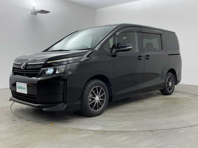 トヨタ ヴォクシー X 兵庫県 2016(平28)年 5.2万km ブラック ・ワンオーナー車/・トヨタセーフティーセンス/・プリクラッシュセーフティ/・レーンディバチャーアラート/・オートハイビーム/・先行車発進告知/・純正ナビ＆フルセグ＆BT＆DVD/・バックカメラ/・左側パワースライドドア/・スマートキー/・プッシュスタート/・スペアキー/・ETC/・LEDヘッドライト/・オートライト/・ステアリングスイッチ/・社外15インチアルミホイール