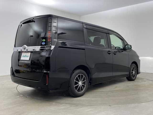 トヨタ ヴォクシー X 兵庫県 2016(平28)年 5.2万km ブラック ・ワンオーナー車/・トヨタセーフティーセンス/・プリクラッシュセーフティ/・レーンディバチャーアラート/・オートハイビーム/・先行車発進告知/・純正ナビ＆フルセグ＆BT＆DVD/・バックカメラ/・左側パワースライドドア/・スマートキー/・プッシュスタート/・スペアキー/・ETC/・LEDヘッドライト/・オートライト/・ステアリングスイッチ/・社外15インチアルミホイール