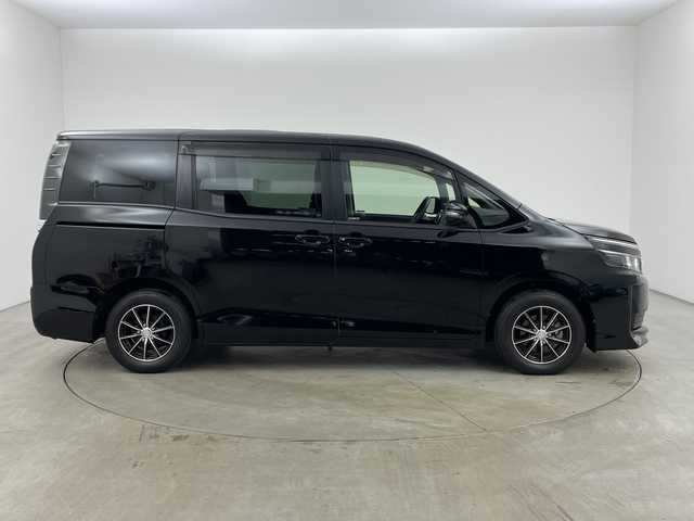 トヨタ ヴォクシー X 兵庫県 2016(平28)年 5.2万km ブラック ・ワンオーナー車/・トヨタセーフティーセンス/・プリクラッシュセーフティ/・レーンディバチャーアラート/・オートハイビーム/・先行車発進告知/・純正ナビ＆フルセグ＆BT＆DVD/・バックカメラ/・左側パワースライドドア/・スマートキー/・プッシュスタート/・スペアキー/・ETC/・LEDヘッドライト/・オートライト/・ステアリングスイッチ/・社外15インチアルミホイール