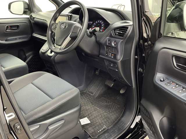 トヨタ ヴォクシー X 兵庫県 2016(平28)年 5.2万km ブラック ・ワンオーナー車/・トヨタセーフティーセンス/・プリクラッシュセーフティ/・レーンディバチャーアラート/・オートハイビーム/・先行車発進告知/・純正ナビ＆フルセグ＆BT＆DVD/・バックカメラ/・左側パワースライドドア/・スマートキー/・プッシュスタート/・スペアキー/・ETC/・LEDヘッドライト/・オートライト/・ステアリングスイッチ/・社外15インチアルミホイール