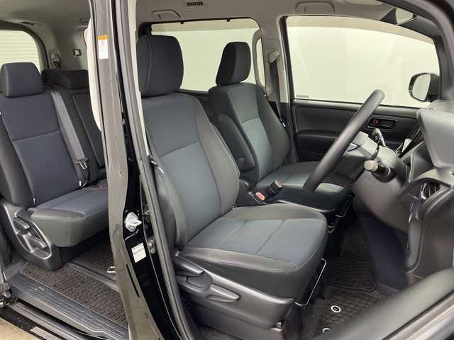 トヨタ ヴォクシー X 兵庫県 2016(平28)年 5.2万km ブラック ・ワンオーナー車/・トヨタセーフティーセンス/・プリクラッシュセーフティ/・レーンディバチャーアラート/・オートハイビーム/・先行車発進告知/・純正ナビ＆フルセグ＆BT＆DVD/・バックカメラ/・左側パワースライドドア/・スマートキー/・プッシュスタート/・スペアキー/・ETC/・LEDヘッドライト/・オートライト/・ステアリングスイッチ/・社外15インチアルミホイール