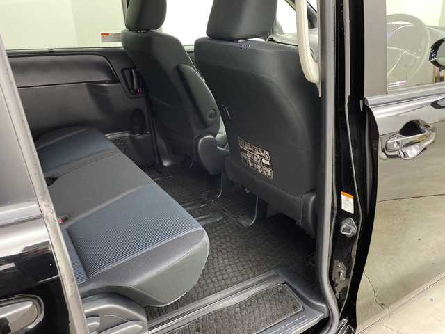 トヨタ ヴォクシー X 兵庫県 2016(平28)年 5.2万km ブラック ・ワンオーナー車/・トヨタセーフティーセンス/・プリクラッシュセーフティ/・レーンディバチャーアラート/・オートハイビーム/・先行車発進告知/・純正ナビ＆フルセグ＆BT＆DVD/・バックカメラ/・左側パワースライドドア/・スマートキー/・プッシュスタート/・スペアキー/・ETC/・LEDヘッドライト/・オートライト/・ステアリングスイッチ/・社外15インチアルミホイール