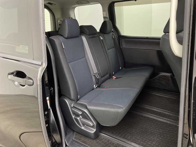 トヨタ ヴォクシー X 兵庫県 2016(平28)年 5.2万km ブラック ・ワンオーナー車/・トヨタセーフティーセンス/・プリクラッシュセーフティ/・レーンディバチャーアラート/・オートハイビーム/・先行車発進告知/・純正ナビ＆フルセグ＆BT＆DVD/・バックカメラ/・左側パワースライドドア/・スマートキー/・プッシュスタート/・スペアキー/・ETC/・LEDヘッドライト/・オートライト/・ステアリングスイッチ/・社外15インチアルミホイール