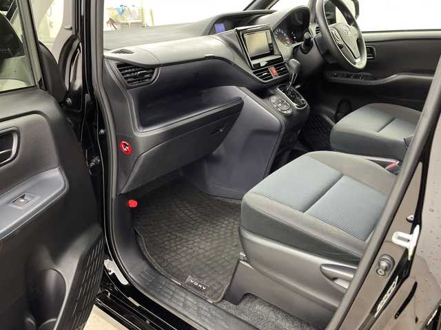 トヨタ ヴォクシー X 兵庫県 2016(平28)年 5.2万km ブラック ・ワンオーナー車/・トヨタセーフティーセンス/・プリクラッシュセーフティ/・レーンディバチャーアラート/・オートハイビーム/・先行車発進告知/・純正ナビ＆フルセグ＆BT＆DVD/・バックカメラ/・左側パワースライドドア/・スマートキー/・プッシュスタート/・スペアキー/・ETC/・LEDヘッドライト/・オートライト/・ステアリングスイッチ/・社外15インチアルミホイール