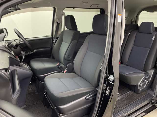 トヨタ ヴォクシー X 兵庫県 2016(平28)年 5.2万km ブラック ・ワンオーナー車/・トヨタセーフティーセンス/・プリクラッシュセーフティ/・レーンディバチャーアラート/・オートハイビーム/・先行車発進告知/・純正ナビ＆フルセグ＆BT＆DVD/・バックカメラ/・左側パワースライドドア/・スマートキー/・プッシュスタート/・スペアキー/・ETC/・LEDヘッドライト/・オートライト/・ステアリングスイッチ/・社外15インチアルミホイール