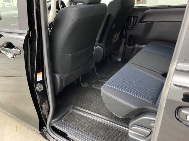 トヨタ ヴォクシー X 兵庫県 2016(平28)年 5.2万km ブラック ・ワンオーナー車/・トヨタセーフティーセンス/・プリクラッシュセーフティ/・レーンディバチャーアラート/・オートハイビーム/・先行車発進告知/・純正ナビ＆フルセグ＆BT＆DVD/・バックカメラ/・左側パワースライドドア/・スマートキー/・プッシュスタート/・スペアキー/・ETC/・LEDヘッドライト/・オートライト/・ステアリングスイッチ/・社外15インチアルミホイール