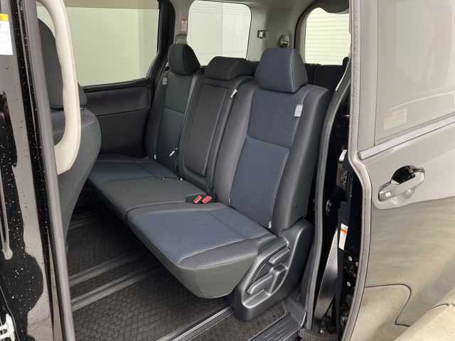 トヨタ ヴォクシー X 兵庫県 2016(平28)年 5.2万km ブラック ・ワンオーナー車/・トヨタセーフティーセンス/・プリクラッシュセーフティ/・レーンディバチャーアラート/・オートハイビーム/・先行車発進告知/・純正ナビ＆フルセグ＆BT＆DVD/・バックカメラ/・左側パワースライドドア/・スマートキー/・プッシュスタート/・スペアキー/・ETC/・LEDヘッドライト/・オートライト/・ステアリングスイッチ/・社外15インチアルミホイール