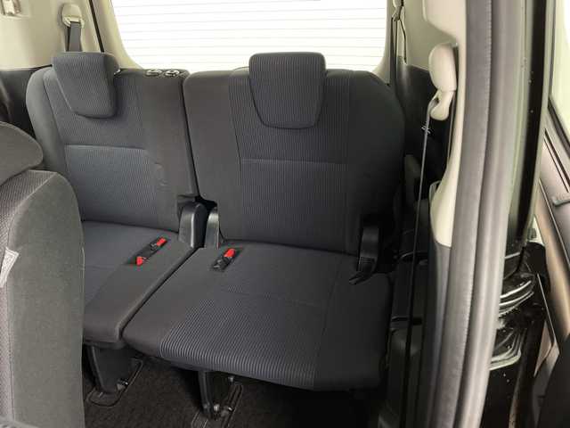 トヨタ ヴォクシー X 兵庫県 2016(平28)年 5.2万km ブラック ・ワンオーナー車/・トヨタセーフティーセンス/・プリクラッシュセーフティ/・レーンディバチャーアラート/・オートハイビーム/・先行車発進告知/・純正ナビ＆フルセグ＆BT＆DVD/・バックカメラ/・左側パワースライドドア/・スマートキー/・プッシュスタート/・スペアキー/・ETC/・LEDヘッドライト/・オートライト/・ステアリングスイッチ/・社外15インチアルミホイール