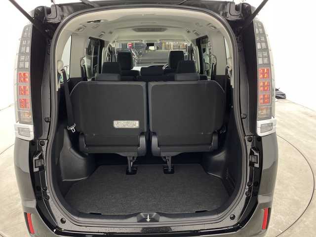 トヨタ ヴォクシー X 兵庫県 2016(平28)年 5.2万km ブラック ・ワンオーナー車/・トヨタセーフティーセンス/・プリクラッシュセーフティ/・レーンディバチャーアラート/・オートハイビーム/・先行車発進告知/・純正ナビ＆フルセグ＆BT＆DVD/・バックカメラ/・左側パワースライドドア/・スマートキー/・プッシュスタート/・スペアキー/・ETC/・LEDヘッドライト/・オートライト/・ステアリングスイッチ/・社外15インチアルミホイール