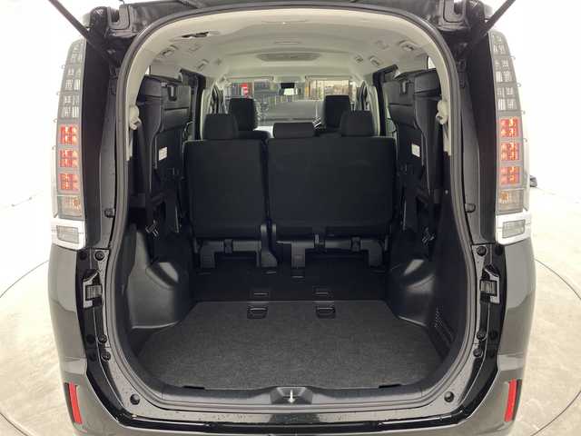 トヨタ ヴォクシー X 兵庫県 2016(平28)年 5.2万km ブラック ・ワンオーナー車/・トヨタセーフティーセンス/・プリクラッシュセーフティ/・レーンディバチャーアラート/・オートハイビーム/・先行車発進告知/・純正ナビ＆フルセグ＆BT＆DVD/・バックカメラ/・左側パワースライドドア/・スマートキー/・プッシュスタート/・スペアキー/・ETC/・LEDヘッドライト/・オートライト/・ステアリングスイッチ/・社外15インチアルミホイール