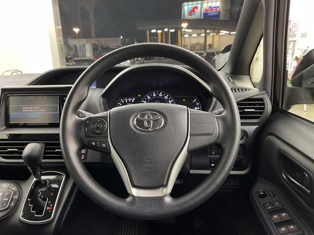 トヨタ ヴォクシー X 兵庫県 2016(平28)年 5.2万km ブラック ・ワンオーナー車/・トヨタセーフティーセンス/・プリクラッシュセーフティ/・レーンディバチャーアラート/・オートハイビーム/・先行車発進告知/・純正ナビ＆フルセグ＆BT＆DVD/・バックカメラ/・左側パワースライドドア/・スマートキー/・プッシュスタート/・スペアキー/・ETC/・LEDヘッドライト/・オートライト/・ステアリングスイッチ/・社外15インチアルミホイール