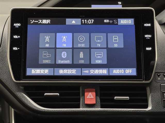 トヨタ ヴォクシー ZS 煌Ⅲ 三重県 2021(令3)年 4万km イナズマスパーキングブラックガラスフレーク ガソリン/FF/MTモード付インパネCVT/純正 10インチナビ NSZN-Z68T/（AM/FM/CD/DVD/TV/SD/SDREC/Bluetooth/USB/HDMI）/12.1型 純正 フリップダウンモニター V12T-R68C/バックカメラ/両側パワースライドドア/ドライブレコーダー 前後/ビルトイン ETC2.0/Toyota Safety Sense/・プリクラッシュセーフティ［PCS］/・レーンディパーチャーアラート［LDA］/・クリアランスソナー/・パーキングサポートブレーキ［PKSB］（前後静止物）/・オートハイビーム［AHB］/・先行車発進告知機能/装備/・【DOP】電子インナーミラー/・ハーフレザーシート/・クルーズコントロール/・後席オートエアコン（リヤヒーター/クーラー）/・オートライト/・LEDヘッドライト/・LEDフロントフォグライト/・プッシュスタート/・スマートキーシステム/・純正 16inAW/・保/取/ナビ取