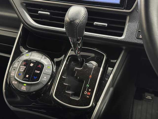 トヨタ ヴォクシー ZS 煌Ⅲ 三重県 2021(令3)年 4万km イナズマスパーキングブラックガラスフレーク ガソリン/FF/MTモード付インパネCVT/純正 10インチナビ NSZN-Z68T/（AM/FM/CD/DVD/TV/SD/SDREC/Bluetooth/USB/HDMI）/12.1型 純正 フリップダウンモニター V12T-R68C/バックカメラ/両側パワースライドドア/ドライブレコーダー 前後/ビルトイン ETC2.0/Toyota Safety Sense/・プリクラッシュセーフティ［PCS］/・レーンディパーチャーアラート［LDA］/・クリアランスソナー/・パーキングサポートブレーキ［PKSB］（前後静止物）/・オートハイビーム［AHB］/・先行車発進告知機能/装備/・【DOP】電子インナーミラー/・ハーフレザーシート/・クルーズコントロール/・後席オートエアコン（リヤヒーター/クーラー）/・オートライト/・LEDヘッドライト/・LEDフロントフォグライト/・プッシュスタート/・スマートキーシステム/・純正 16inAW/・保/取/ナビ取