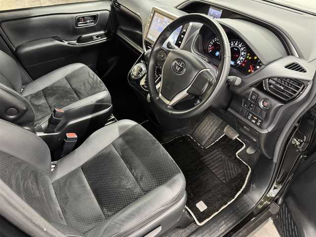 トヨタ ヴォクシー ZS 煌Ⅲ 三重県 2021(令3)年 4万km イナズマスパーキングブラックガラスフレーク ガソリン/FF/MTモード付インパネCVT/純正 10インチナビ NSZN-Z68T/（AM/FM/CD/DVD/TV/SD/SDREC/Bluetooth/USB/HDMI）/12.1型 純正 フリップダウンモニター V12T-R68C/バックカメラ/両側パワースライドドア/ドライブレコーダー 前後/ビルトイン ETC2.0/Toyota Safety Sense/・プリクラッシュセーフティ［PCS］/・レーンディパーチャーアラート［LDA］/・クリアランスソナー/・パーキングサポートブレーキ［PKSB］（前後静止物）/・オートハイビーム［AHB］/・先行車発進告知機能/装備/・【DOP】電子インナーミラー/・ハーフレザーシート/・クルーズコントロール/・後席オートエアコン（リヤヒーター/クーラー）/・オートライト/・LEDヘッドライト/・LEDフロントフォグライト/・プッシュスタート/・スマートキーシステム/・純正 16inAW/・保/取/ナビ取
