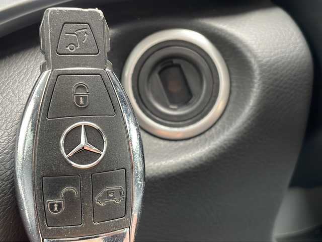 メルセデス・ベンツ Ｖ２２０ d AVGエクストラロング 沖縄県 2016(平28)年 9.3万km 白 純正ナビ・Bluetooth・TV・CD・DVD/全方位カメラ/ETC/パワーバックドア/レザーシート/パワーシート/DNシートメモリー/コーナーセンサー/レーンキープアシスト/オートライト/BSM/パドルシフト/電子サイドブレーキ/ステアリングスイッチ/革巻きステアリング/ダブルエアコン