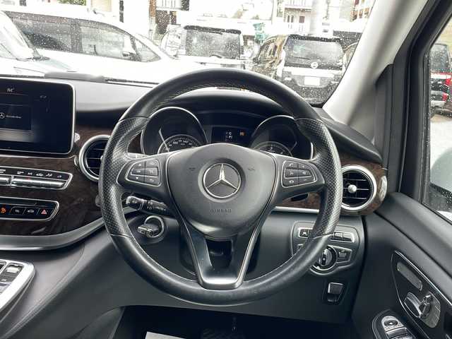メルセデス・ベンツ Ｖ２２０ d AVGエクストラロング 沖縄県 2016(平28)年 9.3万km 白 純正ナビ・Bluetooth・TV・CD・DVD/全方位カメラ/ETC/パワーバックドア/レザーシート/パワーシート/DNシートメモリー/コーナーセンサー/レーンキープアシスト/オートライト/BSM/パドルシフト/電子サイドブレーキ/ステアリングスイッチ/革巻きステアリング/ダブルエアコン
