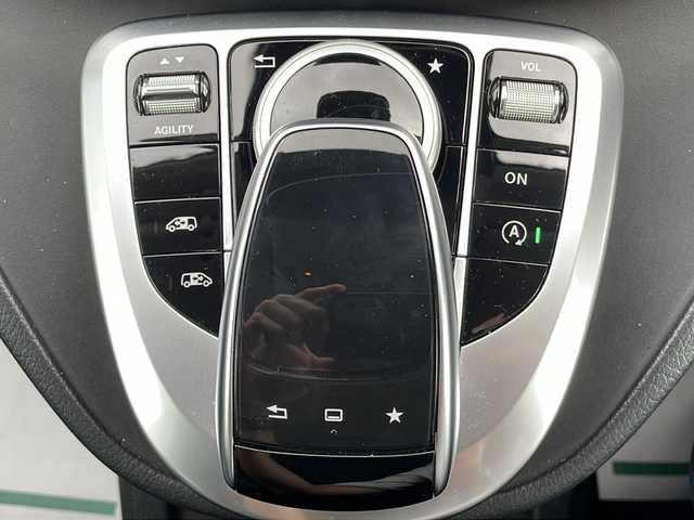 メルセデス・ベンツ Ｖ２２０ d AVGエクストラロング 沖縄県 2016(平28)年 9.3万km 白 純正ナビ・Bluetooth・TV・CD・DVD/全方位カメラ/ETC/パワーバックドア/レザーシート/パワーシート/DNシートメモリー/コーナーセンサー/レーンキープアシスト/オートライト/BSM/パドルシフト/電子サイドブレーキ/ステアリングスイッチ/革巻きステアリング/ダブルエアコン