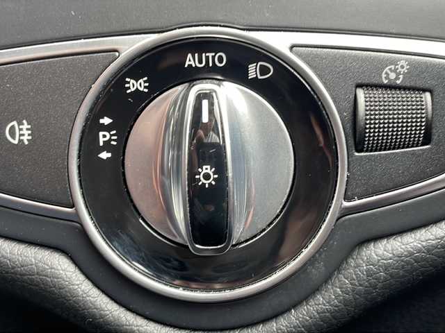 メルセデス・ベンツ Ｖ２２０ d AVGエクストラロング 沖縄県 2016(平28)年 9.3万km 白 純正ナビ・Bluetooth・TV・CD・DVD/全方位カメラ/ETC/パワーバックドア/レザーシート/パワーシート/DNシートメモリー/コーナーセンサー/レーンキープアシスト/オートライト/BSM/パドルシフト/電子サイドブレーキ/ステアリングスイッチ/革巻きステアリング/ダブルエアコン