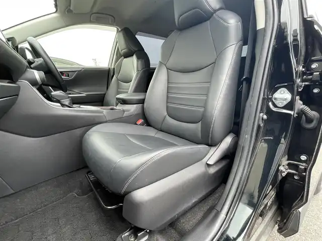 トヨタ ＲＡＶ４ ハイブリットG 山口県 2021(令3)年 3.4万km アティチュードブラックマイカ 4WD/黒レザーシート/運転席パワーシート/前席シートヒーター/9型SDナビ フルセグTV CD DVD BT/バックカメラ/TRD ルーフキャリア/BALMINUM 18インチアルミホイール/パワーバックドア/デジタルインナーミラー/衝突被害軽減ブレーキ/レーダークルーズコントロール/レーンアシスト/オートマチックハイビーム/ブラインドスポットモニタ/LEDオートヘッドライト/フォグライト /コーナーセンサー /スマートキー 2個/ステアリングヒーター/ドラレコ/ビルトインETC/ステアリングリモコン/AC100V電源/W サイド カーテン ニー エアバッグ/保証書 取説 ナビ取説/禁煙車