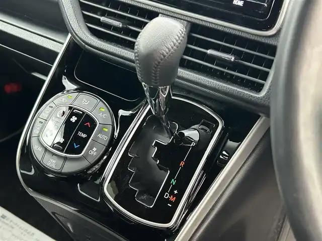 トヨタ ヴォクシー ZS 煌Ⅱ 和歌山県 2020(令2)年 6万km ブラック 純正９型ナビ/フルセグTV/バックカメラ/純正フリップダウンモニター/(BT/CD/DVD)/プリクラッシュセーフティー/クルーズコントロール/レーンディパーチャーアラート/クリアランスソナー/横滑り防止機能/前後ドライブレコーダー/ビルトインETC２．０/後席サンシェード/ドアバイザー/LEDヘッドライト/フォグランプ/オートライト