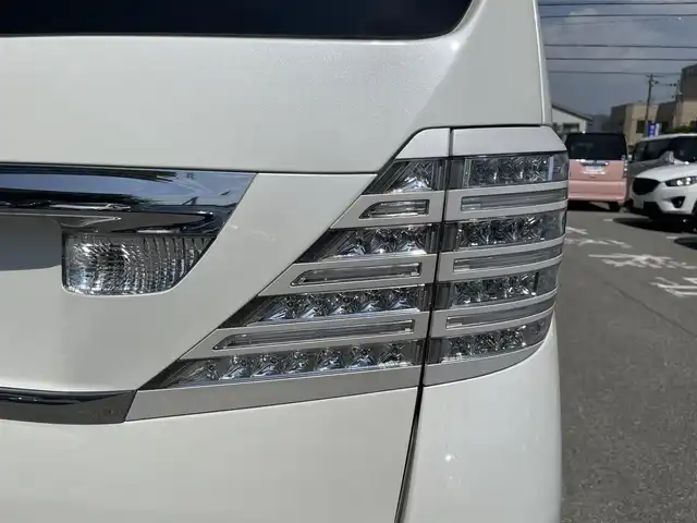 トヨタ アルファード 240S 兵庫県 2011(平23)年 14.6万km ホワイトパールクリスタルシャイン (株)IDOMが運営する【じしゃロン姫路店】の自社ローン専用車両になります。こちらは現金またはオートローンご利用時の価格です。自社ローンご希望の方は別途その旨お申付け下さい/メモリナビ/フルセグテレビ/バックカメラ/フリップダウンモニター/ウィンカーミラー/オットマン/プッシュスタート/両側パワースライドドア/パワーバックドア/ETC