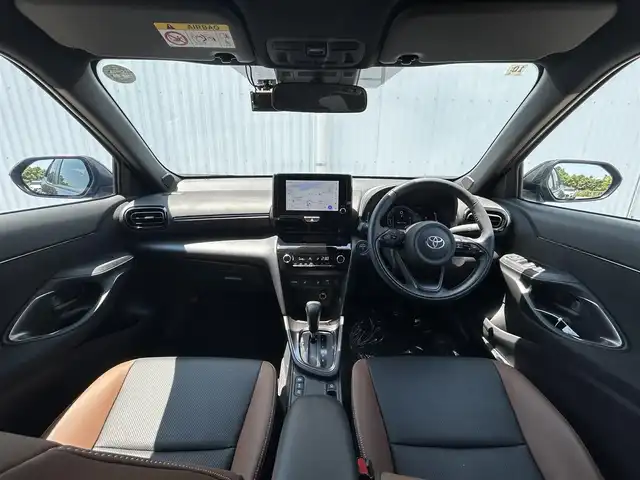 トヨタ ヤリスクロス ハイブリッド Z アドベンチャー 愛媛県 2024(令6)年 0.6万km ブラックマイカ ８インチディスプレイオーディオ/（USB/HDMI/AppleCarPlay/AndroidAuto）/フルセグTV/全方位カメラ/トヨタセーフティーセンス/レーダークルーズコントロール/合皮シート/前席シートヒーター/運転席パワーシート/ステアリングヒーター/革巻きステアリング/ステアリングスイッチ/ETC/前後ドライブレコーダー/LEDヘッドライト/クリアランスソナー/フロアマット