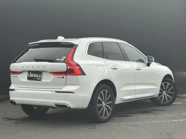 ボルボ ＸＣ６０ B5 AWD インスクリプション 茨城県 2020(令2)年 4万km クリスタルホワイトP harman/kardon/白革シート/パノラマSR/Orreforsクリスタルシフト/純正ナビ/（AM.FM.CD.BT.Applecarplay）/フルセグTV/360°カメラ/ETC/前後ドラレコ/ACC/LKA/BSM/D/N席パワーシート/D/N席シートヒーター/D/N席ベンチレーション/ステアリングヒーター/パワーバックドア/スマートキー/プッシュスタート