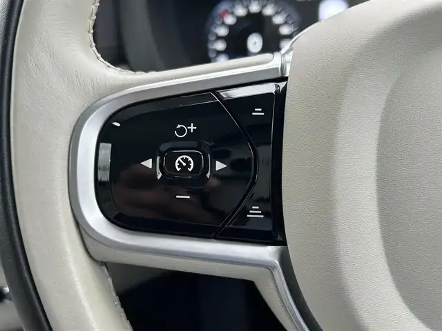ボルボ ＸＣ６０ B5 AWD インスクリプション 茨城県 2020(令2)年 4万km クリスタルホワイトP harman/kardon/白革シート/パノラマSR/Orreforsクリスタルシフト/純正ナビ/（AM.FM.CD.BT.Applecarplay）/フルセグTV/360°カメラ/ETC/前後ドラレコ/ACC/LKA/BSM/D/N席パワーシート/D/N席シートヒーター/D/N席ベンチレーション/ステアリングヒーター/パワーバックドア/スマートキー/プッシュスタート